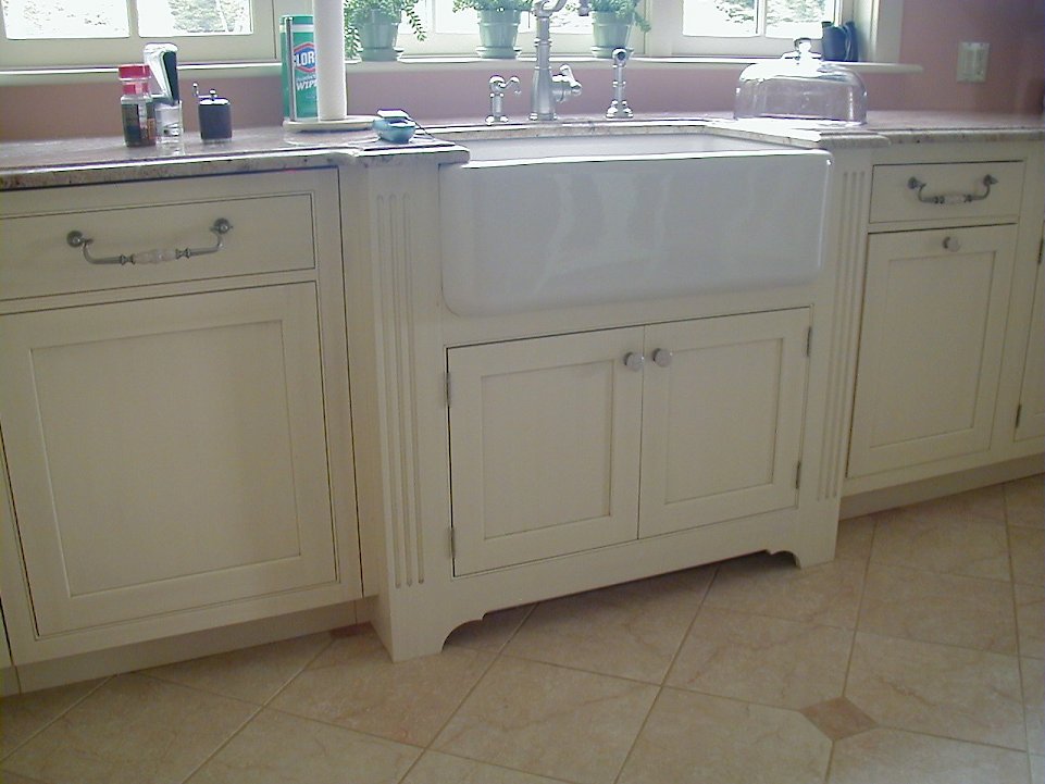 An apron front Rohl sink.