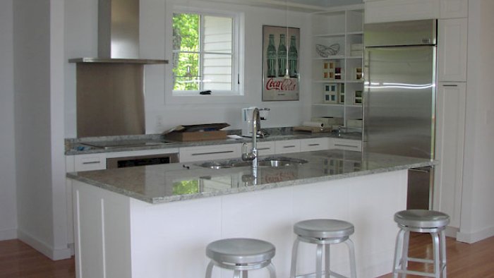 A Nordic white kitchen with Colony door style.