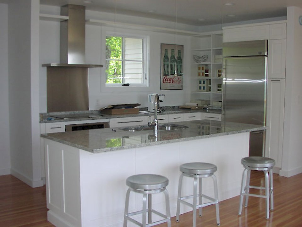 A Nordic white kitchen with Colony door style.