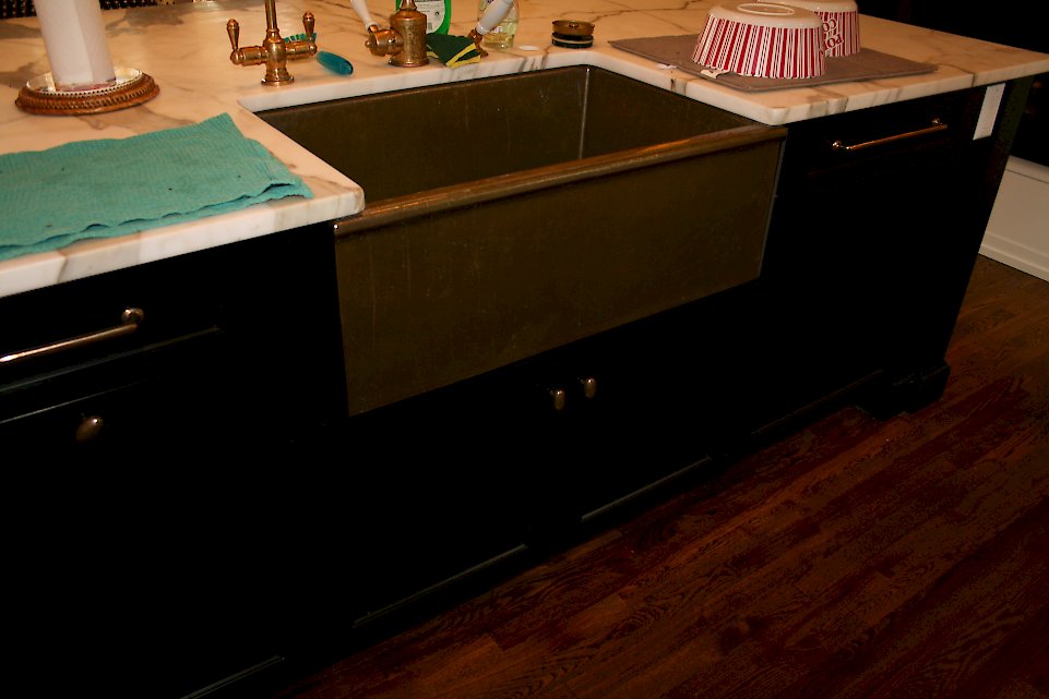 A copper apron front sink in the island.
