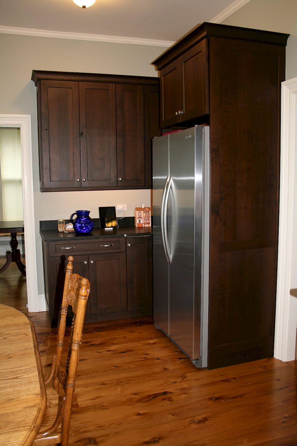 Side view of the refrigerator corner.