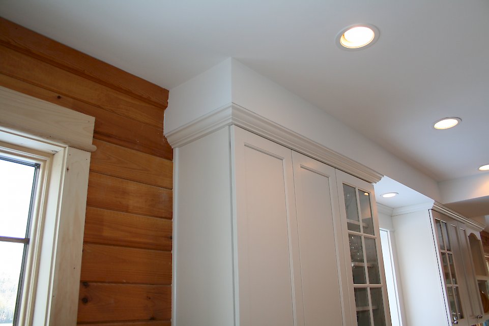 A view of the crown molding to the ceiling.