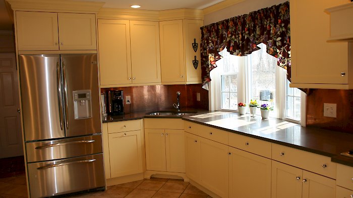 A Brookhaven kitchen with the jasmine finish and bridgeport door style.