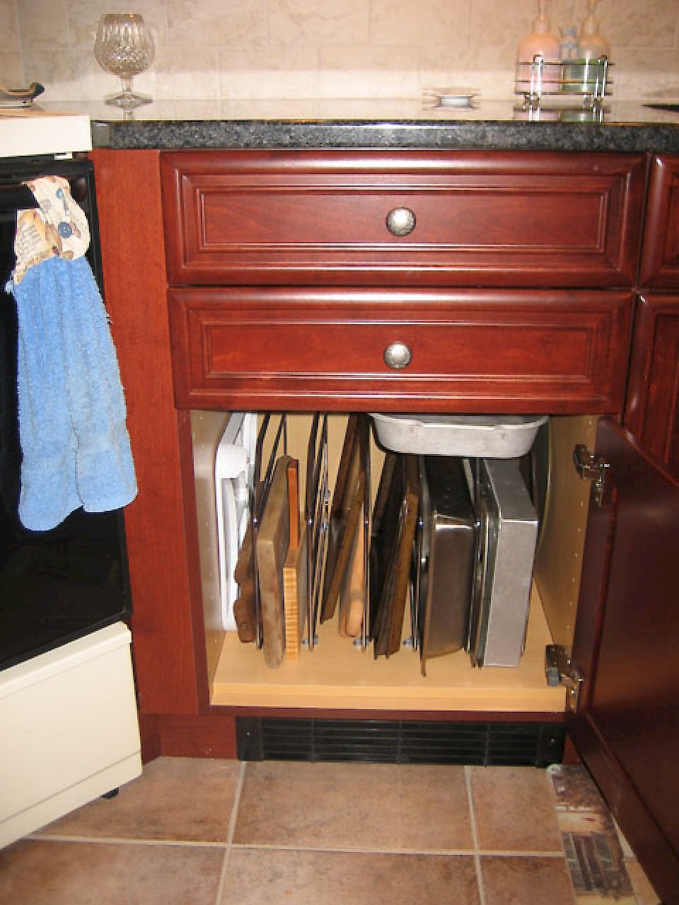 Metal dividers for large pans.