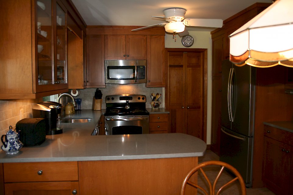 Stainless GE range and microwave.