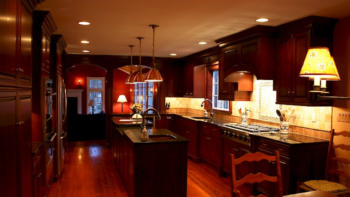 A cherry Brookhaven kitchen with the Pelhem Manor Raised door style.