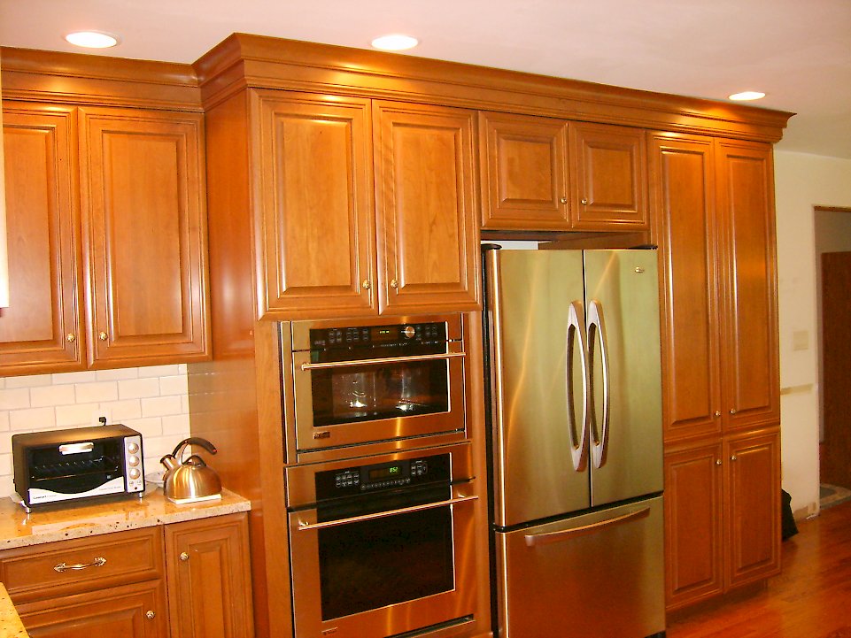 View of the crown molding to the ceiling.