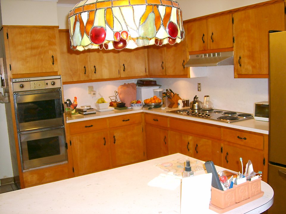 Before picture of the kitchen corner.