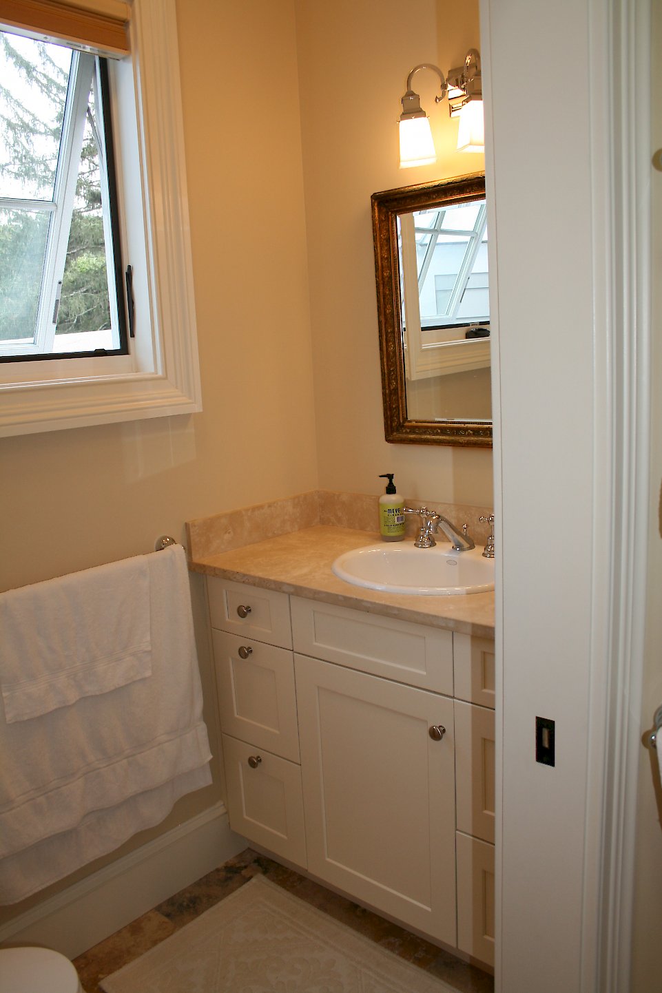 Smaller vanity in the toilet room.